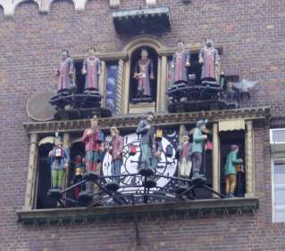 Szeged, Dóm tér: zenélő óra.jpg Szeged, Dóm tér: zenélő óra.jpg